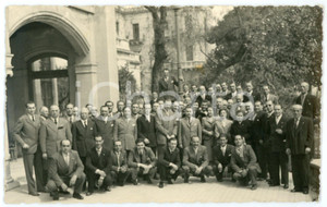 1950 PALERMO Villa Igiea - Premiazione anziani ditta SHELL - Foto cartolina 14x9  Fotografia d'epoca,  in formato cartolina postale.CONDIZIONI: G (minima macchia centrale)FORMATO: 14x9 cm    originale e autentica 1