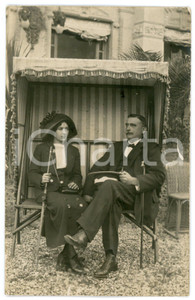 1911 SAN PELLEGRINO TERME Coppia nel giardino di un albergo - Foto 9x14 cm  Fotografia d'epoca, in formato cartolina postale, viaggiata.CONDIZIONI: GFORMATO: 9x14 cm    originale e autentica 1