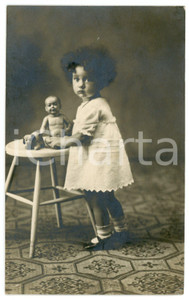 1924 FIRENZE Ritratto bambina con bambola e cane di pezza - Foto GUARDENTI 9x14  Fotografia d'epoca, con dedica al verso "Angela all'amica della mamma". CONDIZIONI:GOOD/buonoFORMATO: 9x14 cm originale e autentica 1