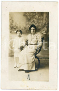 1915 ca LOMBARDIA Ritratto di madre e figlia - Fotografia 9x14 cm  Fotografia d'epoca, in formato cartolina postale, con indicazioni manoscritte al verso, probabilmente di mano del fotografo.La stessa mano nota il nominativo "Angelo Bonacossa, via Bonacossa, Garlasco", probabilmente il committente-CONDIZIONI: F (lievi macchie al recto e al verso, con residui cartacei al verso)FORMATO: 9x14 cm    originale e autentica 1