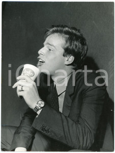 1966 VERONA CANTAGIRO - Cantante DINO con birra DREHER - Foto 18x24 cm Fotografia originale d'epoca, con didascalia al verso.CONDIZIONI: F (piccola piegatura angolare; mino strappo al lato sinistro)FORMATO: 18x24 cm    originale e autentica 1