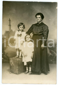 1910 ca ITALIA COSTUME Ritratto di madre con le due figlie - Foto 9x14 cm Fotografia originale d'epoca, in formato cartolina postale.CONDIZIONI: G (minima abrasione al lato destro e difetti di stampa)FORMATO: 9x14 cm    originale e autentica 1