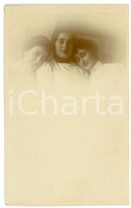 1900 ca ITALIA Ritratto di tre donne in abito bianco - Fotografia 9x14 cm Fotografia originale d'epoca, in formato cartolina postale.CONDIZIONI: G FORMATO: 9x14 cm    originale e autentica 1