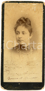 1888 ROMA Ritratto di donna con collana - Foto O. BENATELLI - VERONA Fotografia d'epoca, su cartoncino rigido, con dedica manoscritta (firma Lonziani?).FOTOGRAFO: Odorico Benatelli - VeronaCONDIZIONI: P (abrasioni angolari e al lato superiore)FORMATO: 10x21 cm    originale e autentica 1
