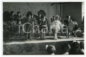 1952 POZZUOLI (NA) Recita scolastica - Papaveri e papere - Foto 18x12 cm Fotografia originale d'epoca.FOTOGRAFO: Cine-Foto - PozzuoliCONDIZIONI: G FORMATO: 18x12 cm    originale e autentica 1