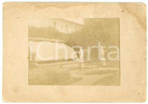 1915 NIGOLINE Palazzo Baroni MONTI DELLA CORTE - Giardino a serra - Foto 18x12 Fotografia originale d'epoca, montata su cartoncino rigido.Didascalia manoscritta al verso.CONDIZIONI: F (tracce di umidit&agrave; marginali)FORMATO: 18x12 cm    originale e autentica 1