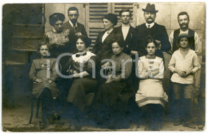 1910 ca ITALIA COSTUME Ritratto di famiglia in cortile - Foto cartolina 14x9 cm Fotografia originale d'epoca, in formato cartolina postale.CONDIZIONI: G (lievi piegature angolari)FORMATO: 14x9 cm    originale e autentica 1