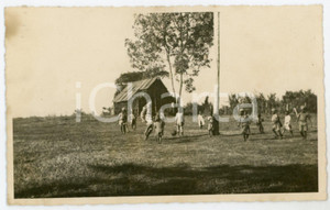 1938 AOI SOMALIA (?) Ufficiale gioca a calcio con bambini indigeni - Foto Fotografia originale d'epoca, in formato cartolina postale, con messaggio manoscritto al verso dell'ufficiale ritratto.CONDIZIONI: G (alone al lato sinistro)FORMATO: 14x9 cm    originale e autentica 1