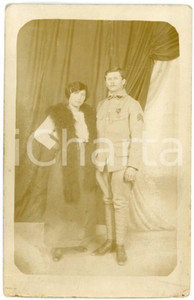 1915 ca WW1 FRANCE Portrait d'officier avec jeune femme - Photo 9x14 cm Fotografia originale d'epoca, in formato cartolina postale, con messaggio manoscritto al verso.CONDIZIONI: VP (varie piegature; abrasioni angolari)FORMATO: 9x14 cm    originale e autentica 1