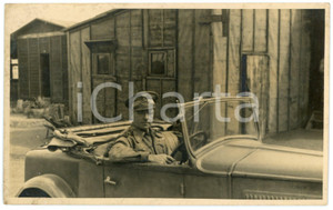 1937 AOI ASMARA (ERITREA) Ufficiale di artiglieria in automobile - Foto 14x9 cm Fotografia originale d'epoca, in formato cartolina postale.CONDIZIONI: F (lievi macchie marginali)FORMATO: 14x9 cm    originale e autentica 1