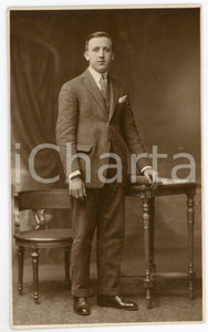1925 ca ITALIA Ritratto di giovane uomo con scrivania - Foto 9x14 cm Fotografia originale d'epoca, in formato cartolina postale.Messaggio del soggetto ritratto, "Remo", al verso.CONDIZIONI: G FORMATO: 9x14 cm    originale e autentica 1