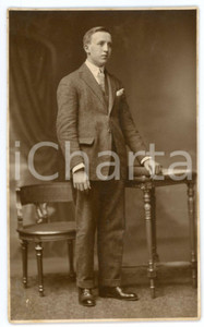 1925 ca ITALIA Ritratto di giovane uomo con scrivania (2) Foto 9x14 cm Fotografia originale d'epoca, in formato cartolina postale.CONDIZIONI: F (residuo di colla all'angolo inferiore sinistro)FORMATO: 9x14 cm    originale e autentica 1