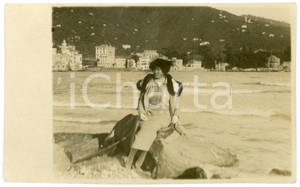 1920 LIGURIA Donna su uno scoglio con stola in pelliccia - Foto 14x9 cm Fotografia originale d'epoca, in formato cartolina postale, viaggiata.CONDIZIONI: F (piegature angolari)FORMATO: 14x9 cm    originale e autentica 1