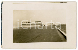1920 ca ITALIA AUTOMOBILISMO Pista con curva parabolica - Foto 14x9 cm Fotografia originale d'epoca, in formato cartolina postale.CONDIZIONI: P (piegatura al lato inferiore)FORMATO: 14x9 cm    originale e autentica 1