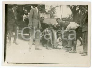 1930 ca ITALIA AUTOMOBILI Soccorsi a un finto investito - Foto GOLIARDIA 12x9 cm Fotografia originale d'epoca, con didascalia manoscritta al verso.CONDIZIONI: F (abrasioni marginali)FORMATO: 12x9 cm    originale e autentica 1