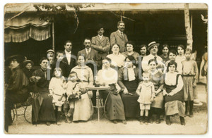 1915 EMILIA- ROMAGNA Ritratto di gruppo presso stabilimento termale - Foto 14x9 Fotografia originale d'epoca, in formato cartolina postale, viaggiata (francobollo parzialmente asportato).CONDIZIONI: VP (piegature evidenti al lato superiore; abrasioni marginali)FORMATO: 14x9 cm    originale e autentica 1