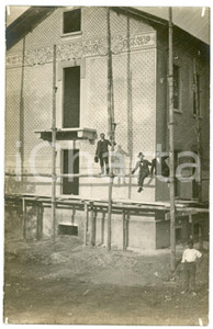 1920 ca ITALIA Villa in costruzione - Uomini su impalcatura - Foto CURIOSA 9x14 Fotografia originale d'epoca, in formato cartolina postale.CONDIZIONI: G (difetti di stampa)FORMATO: 9x14 cm    originale e autentica 1