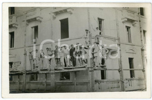 1920 ca ITALIA Palazzo in costruzione - Operai su impalcatura *Foto RARA 14x9 cm Fotografia originale d'epoca, in formato cartolina postale.CONDIZIONI: G (difetti di stampa)FORMATO: 14x9 cm    originale e autentica 1