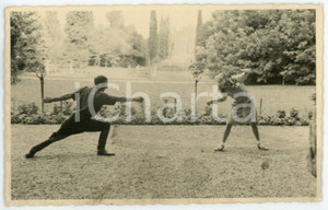 1930 ca ITALIA Incontro di scherma tra uomo e donna - Foto CURIOSA 14x9 cm Fotografia d'epoca, in formato cartolina postale.CONDIZIONI: GFORMATO: 14x9 cm    originale e autentica 1