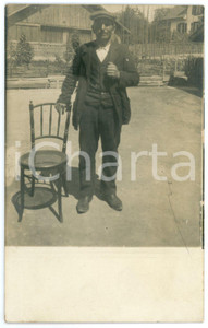 1920 ca ITALIA Ritratto di uomo in cortile con una sedia - Foto 9x14 cm Fotografia d'epoca, in formato cartolina postale.CONDIZIONI: F (minime abrasioni marginali e piegatura angolare)FORMATO: 9x14 cm    originale e autentica 1