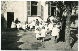 1950 LUINO (VA) Asilo Infantile "Roggiolo Bonga" - Bambini *Foto 14x9 cm Fotografia d'epoca, in formato cartolina postale.CONDIZIONI: G (piccole macchie al verso)FORMATO: 14x9 cm    originale e autentica 1