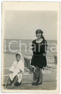 1924 MARINA DI RICCIONE Ritratto di madre e figlia in spiaggia (1) Foto 9x14 cm Fotografia d'epoca, in formato cartolina postale, viaggiata.CONDIZIONI: G (lieve piegatura al lato inferiore)FORMATO: 9x14 cm    originale e autentica 1