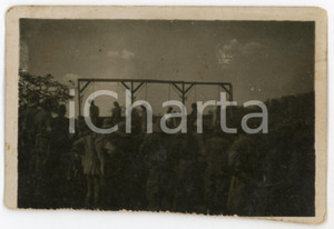 1935 ca AOI ETIOPIA Impiccagione di ribelli abissini - Foto RARA 9x6 cm Fotografia originale d'epoca, con didascalia manoscritta al verso.CONDIZIONI: P (rifilata al lato inferiore)FORMATO: 9x6 cm    originale e autentica 1