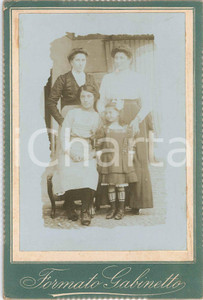 1900 ca COSTUME LOMBARDIA (?) Ritratto di famiglia al femminile - Foto 11x16 Fotografia d'epoca, montata su cartoncino rigido.CONDIZIONI: F (minime abrasioni e residui di colla al cartoncino)FORMATO: 11x16 cm    originale e autentica 1