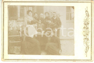 1900 ca COSTUME LOMBARDIA (?) Famiglia gioca a dama in cortile - Foto CURIOSA Fotografia d'epoca, montata su cartoncino rigido.CONDIZIONI: F (minime abrasioni e piegature al cartoncino)FORMATO: 16x11 cm    originale e autentica 1