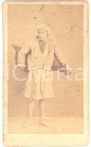 1880 ca COSTUMI - MESTIERI - Ritratto di giovane trasportatore - Foto CDV Fotografia d'epoca all'albumina, su cartoncino.CONDIZIONI: G (minime fioriture)FORMATO: 6x10 cm    originale e autentica 1