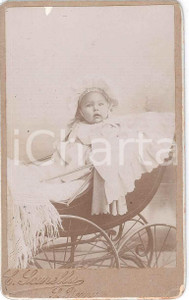 1890 ca SANREMO Ritratto di bambina nella carrozzina -  Foto E. SCARELLA CDV Fotografia d'epoca, montata su cartoncino rigido.FOTOGRAFO: E. Scarella - SanremoCONDIZIONI: G (minime abrasioni al cartoncino e mancanza alla pellicola)FORMATO: CDV    originale e autentica 1