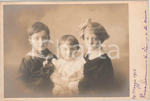 1912 TORINO Ritratto di tre fratellini -  Foto LOVAZZANO 16x11 cm Fotografia d'epoca, montata su cartoncino rigido, scattata per la Prima Comunione di due dei fratelli.FOTOGRAFO: Lovazzano &amp; Sorella - TorinoCONDIZIONI: G FORMATO: 11x16 cm    originale e autentica 1