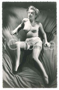 1960 ca EROTICA VINTAGE Nude woman with stockings - Photo  Fotografia seriale d'epoca. CONDIZIONI: GOODFORMATO: 8x13    originale e autentica 1