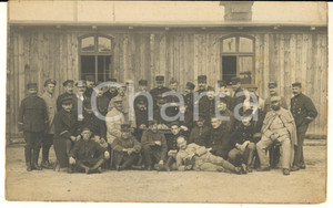 1917 WW1 SOLTAU POW Camp (GERMANY) - Group of prisoners *Photo RPPC  Fotografia d'epoca, in formato cartolina postale, con data e firma al verso di uno dei soldati prigionieri (Charles Lamury, Belgio). FAIR/discreto piegature marginali e angolari; lievi macchie Formato: 14x9 cm originale e autentica 1