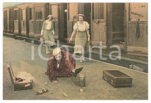 1930ca FRANCE - HUMOUR Fat woman falling to catch the train - Postcard FP NV  Cartolina postale d'epoca.CONDIZIONI: GOODFORMATO: FP    originale e autentica 1