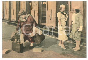 1930 ca FRANCE - HUMOUR Fat woman dropping her baggage - Postcard FP NV  Cartolina d'epoca.CONDIZIONI: GOODFORMATO: FP    originale e autentica 1