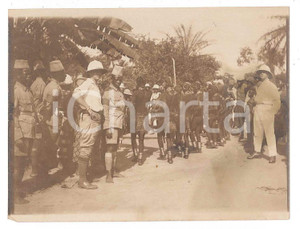 1930 ca AFRIQUE - CONGO BELGE Soldats et guerriers africains - Photo 12x9 cm  Fotografia d'epoca, su carta sottile.CONDIZIONI: FAIR (lievi aloni, piccola piegatura all'angolo inferiore sinistro)FORMATO: 12x9 cm    originale e autentica 1