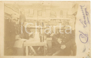 1916 WW1 SOLTAU POW Camp (GERMANY) Prisoners at the table KGF Sendung *Photo  Fotografia d'epoca, in formato cartolina postale, con messaggio al verso di uno dei soldati prigionieri (Charles Lamury, Bruxelles).Viaggiata, con timbri. POOR/danneggiato piccoli fori marginali di affissione; piccole piegature angolari Formato: 14x9 cm originale e autentica 1