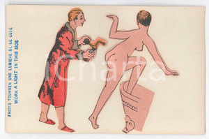1910 ca EROTICA VINTAGE Man spraying perfume on naked woman - Light Postcard FP  Cartolina d'epoca.L'illustrazione &egrave; realizzata su carta sottile e incollata al cartoncino. Posizionando una luce sul lato indicato dalla scritta "Work a light in this side" &egrave; possibile vedere sull'altro lato la silhouette della figura. CONDIZIONI: GOODFORMATO: FP    originale e autentica 1