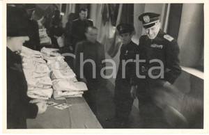 1941 PAVIA PNF Befana del Soldato - Distribuzione pacchi (3) Foto 15x10 cm Fotografia d'epoca.CONDIZIONI: F (abrasioni e residui cartacei al verso)FORMATO: 15x10 cm    originale e autentica 1