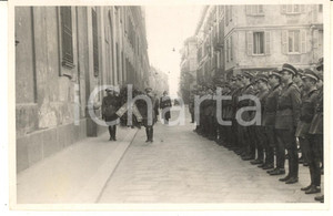 1940 ca PAVIA Funerale membro PNF - Trasporto corona (2) Foto 15x10 cm Fotografia originale d'epoca.CONDIZIONI: F (residui cartacei e abrasioni al verso)FORMATO: 15x10 cm    originale e autentica 1