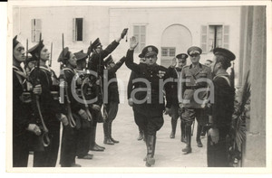 1940 ca PAVIA Funerale membro PNF - Arrivo gerarca - Foto 15x10 cm Fotografia originale d'epoca.FOTOGRAFO: Chiolini &amp; Turconi - PaviaCONDIZIONI: F (residui cartacei e abrasioni al verso; piccolo strappo al lato sinistro)FORMATO: 15x10 cm    originale e autentica 1