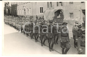 1940 ca PAVIA Parata militare - Battaglione artiglieria (1) Foto 15x10 cm Fotografia originale d'epoca.CONDIZIONI: F (residui cartacei e abrasioni al verso)FORMATO: 15x10 cm    originale e autentica 1