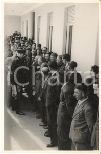 1940 ca PAVIA PNF Visita in azienda - Gerarca (4) Foto 13x18 cm Fotografia d'epoca.CONDIZIONI: F (lievi piegature; residui cartacei a abrasini al verso)FORMATO: 13x18 cm    originale e autentica 1