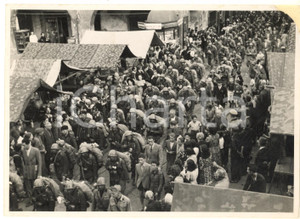 1940 ca PAVIA Piazza della Vittoria - Parata di truppe (1) Foto 18x13 cm Fotografia originale d'epoca.CONDIZIONI: P (piegatura angolare e mancanza all'angolo superiore destro; residui cartacei e abrasioni al verso)FORMATO: 18x13 cm    originale e autentica 1