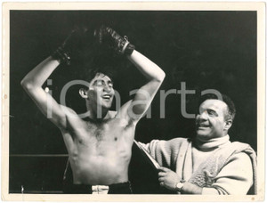 1953 CINEMA Walter CHIARI in "Era lei che lo voleva!" - Foto di scena 24x18 cm Fotografia d'epoca.CONDIZIONI: P (piegature angolari; strappo di circa 1 cm al lato sinistro e al lato inferiore; minime macchie marginali)FORMATO: 24x18 cm    originale e autentica 1