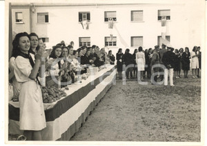 1940 ca PAVIA Caserma Vigili del Fuoco - Festa GIL Giovani fasciste (1) Foto Fotografia originale d'epoca.CONDIZIONI: F (residui cartacei e abrasioni al verso)FORMATO: 18x13 cm    originale e autentica 1
