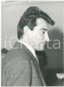 1955 ca ITALIA - CINEMA - Walter CHIARI - Ritratto di profilo - Foto 18x24 cm Fotografia d'epoca.CONDIZIONI: F (lievi piegature al lato inferiore e minima traccia di umidit&agrave; angolare)FORMATO: 18x24 cm    originale e autentica 1