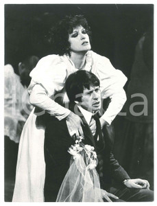 1977 TEATRO F. TOMIZZA "L'idealista" - Leda NEGRONI Corrado PANI - Foto Fotografia d'epoca, con didascalia al verso.CONDIZIONI: F (piccola piegatura angolare)FORMATO: 18x24 cm    originale e autentica 1