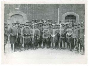 1935 ca TORINO Caserma MONTEGRAPPA Umberto II Savoia con ufficiali - Camera gas Fotografia d'epoca.CONDIZIONI: P (piegature angolari; residui di carta al verso)FORMATO: 24x18 cm    originale e autentica 1